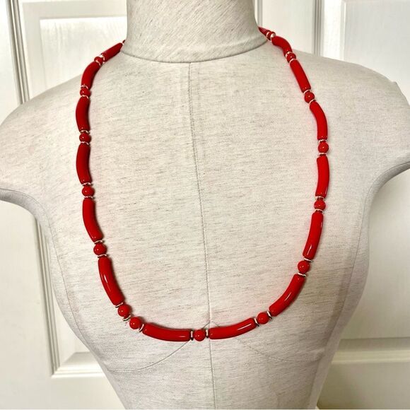 Red and gold tone beaded necklace - Picture 2 of 8